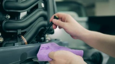 Motor yağı bir garaj uzmanı tarafından kontrol ediliyor.