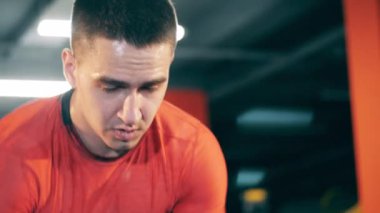 Halatlarla yapılan tatbikat sırasında erkek sporcu