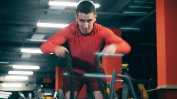 Un hombre está usando cuerdas para entrenar sus habilidades de crossfit — Vídeos de Stock