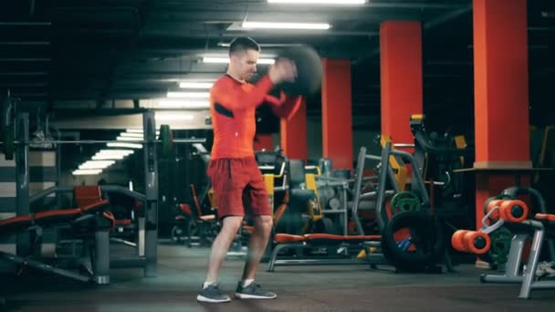 Deportista está teniendo un entrenamiento con una pelota masiva — Vídeos de Stock