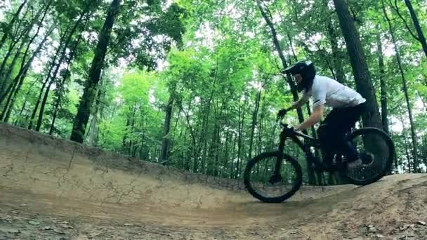 Radfahrer rast durch Radweg im Wald — Stockvideo