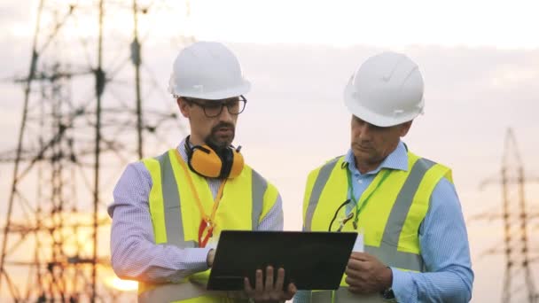 Männliche Energiearbeiter schmieden neue Projektpläne — Stockvideo