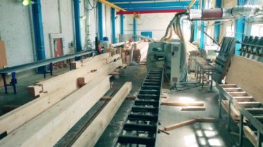 Ahşap fabrikasında bir odada işlenmiş ahşap yığını..