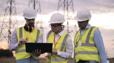 Enerji uzmanları tartışma sırasında dizüstü bilgisayar kullanıyorlar.