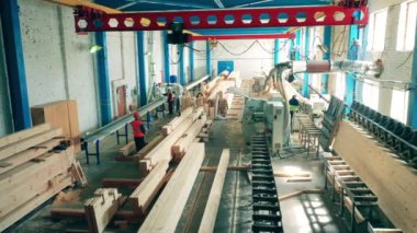 Yığılmış keresteli ahşap işleme tesisi.