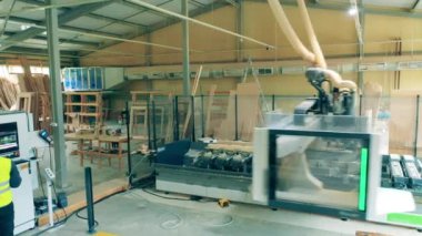 Otomatik makine ahşap fabrikasında çalışıyor.