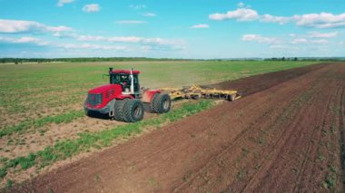 Kırmızı makine toprakla çalışır, onu ekime hazırlar..