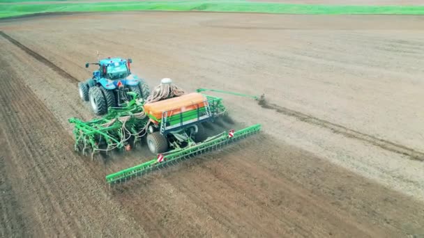 Máquina de semear trabalhos em um campo . — Vídeo de Stock