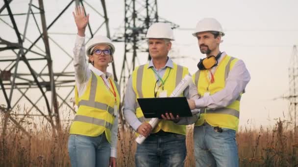 Equipo de especialistas en energía están discutiendo nuevos proyectos fuera — Vídeo de stock