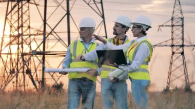 Enerji uzmanları proje planlarını dışarıda tartışıyorlar.