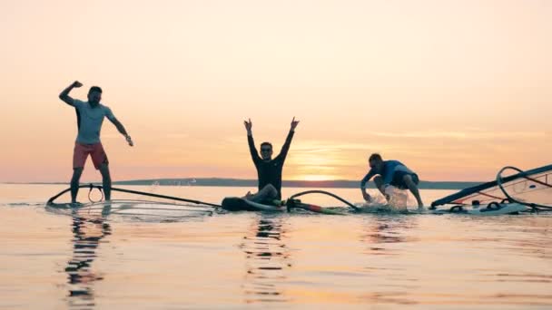 Män lurar runt på segelbrädor i havet — Stockvideo