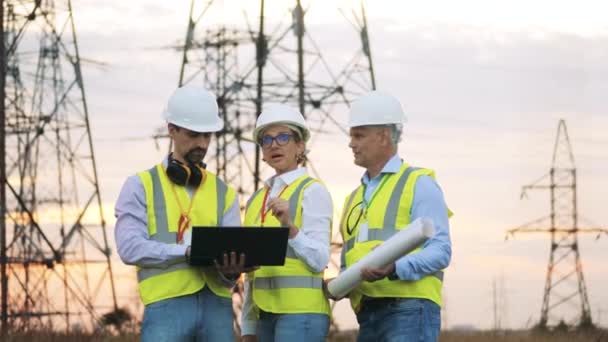 Groep energiewerkers heeft het over nieuwe projectplannen — Stockvideo