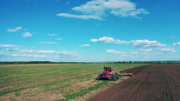 Trator agrícola arados solo para plantação de sementes . — Vídeo de Stock