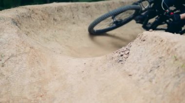 Tozlu pistte bisiklet sürerken yavaş çekim