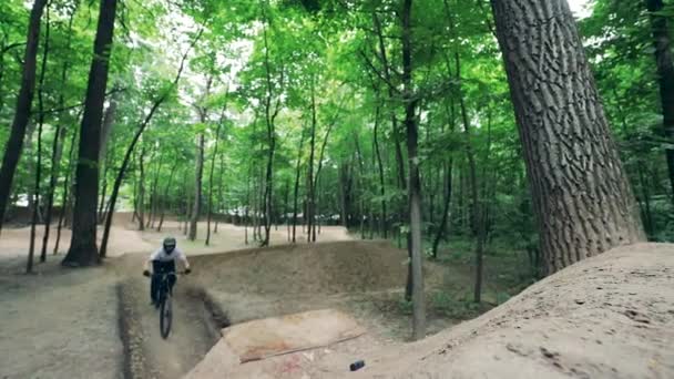 Un homme saute sur la rampe sur un vélo au ralenti — Video