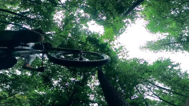 Обратный вид велосипедиста, делающего трюк прыжок — стоковое видео