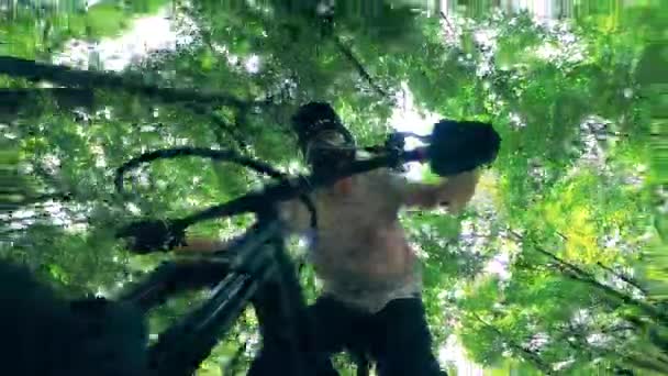 Vista negativa de un hombre montando un bmx al aire libre — Vídeo de stock