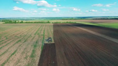 Çalışan traktör ekmeden önce toprağı sürer..