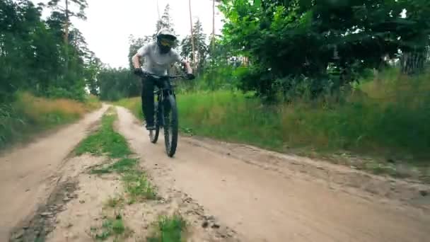 A man is riding his bmx along the forest track — Stock Video