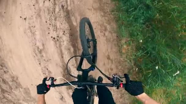 Visão em primeira pessoa de uma pessoa montando um bmx ao longo da trilha — Vídeo de Stock