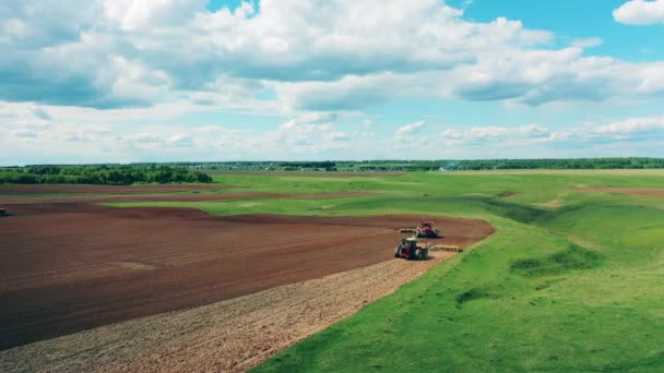 Traktorer plog stort fält för plantering. — Stockvideo