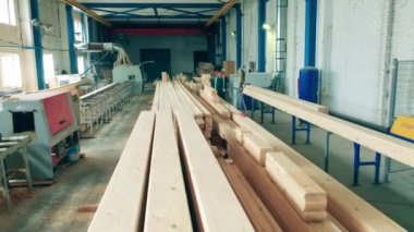 Bir ahşap fabrikasının ünitesi ve bir sürü ahşap kabuğu var.