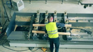 Teknisyen teçhizattan talaş topluyor.