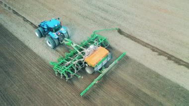 Tarım makinesi tarlaya tohum eker..