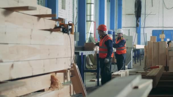男工程师正在工厂里搬运木块 — 图库视频影像