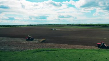 Endüstriyel traktörler çiftlikte çalışır, toprak sürerler..