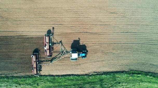 在农田上耕作拖拉机的空中景观. — 图库视频影像