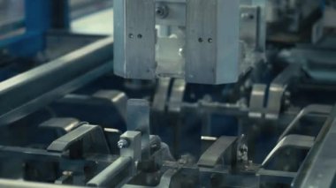 Taşıyıcıda karton kutular.