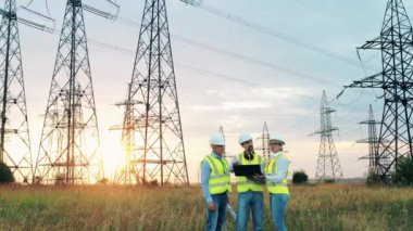Enerji işçileri elektrik direkleri yakınındaki planlardan bahsediyorlar.