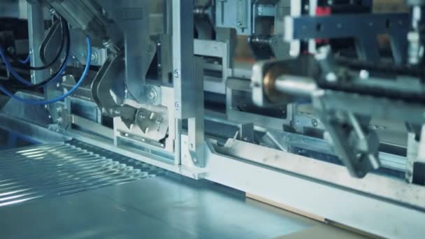 Industriemaschine arbeitet auf einem Förderband. — Stockvideo