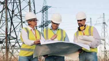 Elektrik hatlarının düzeni enerji işçileri tarafından gözlemleniyor.