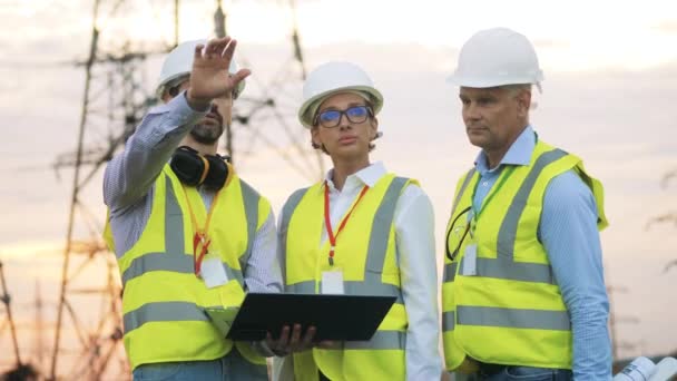A mérnökök egy erőmű-projektről tárgyalnak. — Stock videók