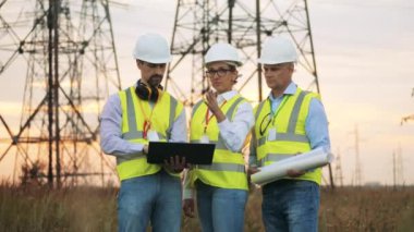 Elektrik uzmanları bir elektrik hattı projesinden bahsediyorlar.