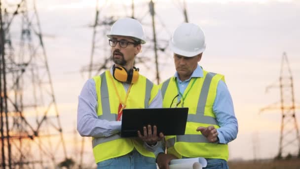 Męscy inżynierowie mówią o nowych planach budowy. Oszczędność energii, koncepcja efektywności energetycznej. — Wideo stockowe