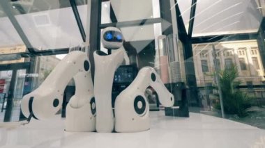 Robot garson ve müşterisi olan bir kahve dükkanı.