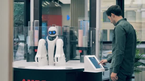 Robot está servindo um cliente em uma cafeteria — Vídeo de Stock