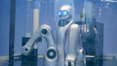 Robot garson kollarını bir kafede hareket ettiriyor.