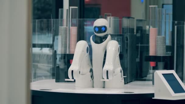 Robot is waiting for an order in a coffee shop — Stock Video
