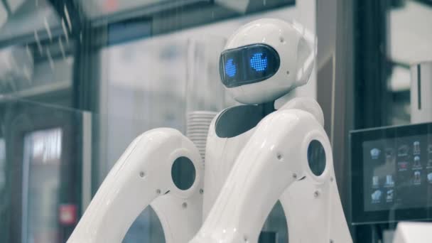 Robot garson bir kafede gözlerini oynatıyor. — Stok video