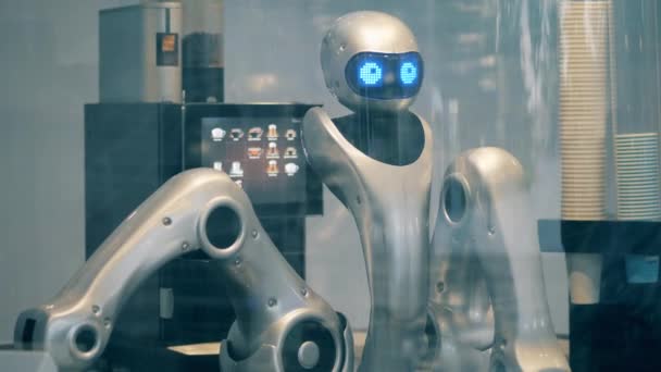 Cyborg de haute technologie travaille dans un café — Video