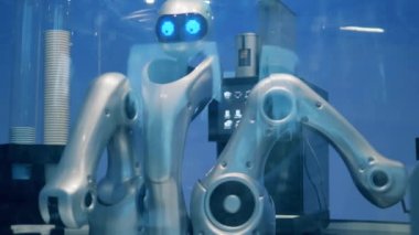 Cyborg yeni bir fincan kahve getiriyor.