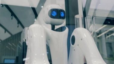 Kafede hareketli gözleri olan robot garson.
