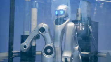 Robot garson kollarını bir kafede hareket ettiriyor.