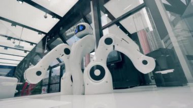 Cyborg bir kafede çalışırken kollarını hareket ettiriyor.