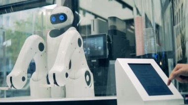 Cyborg bir kafeden sipariş alıyor.