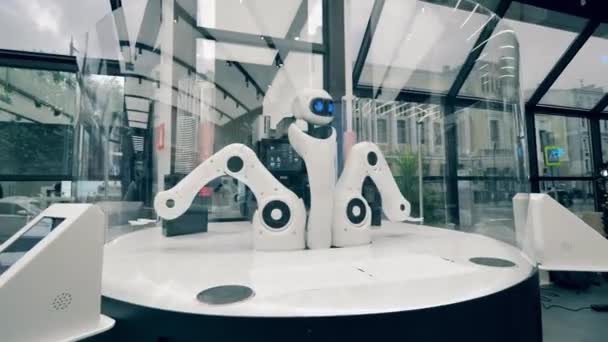 Cyborg está gerenciando uma máquina de fazer café — Vídeo de Stock